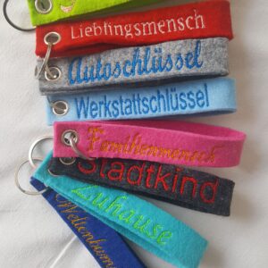 Schlüsselbänder aus Filz bestickt - erhältlich bei MA Modeatelier