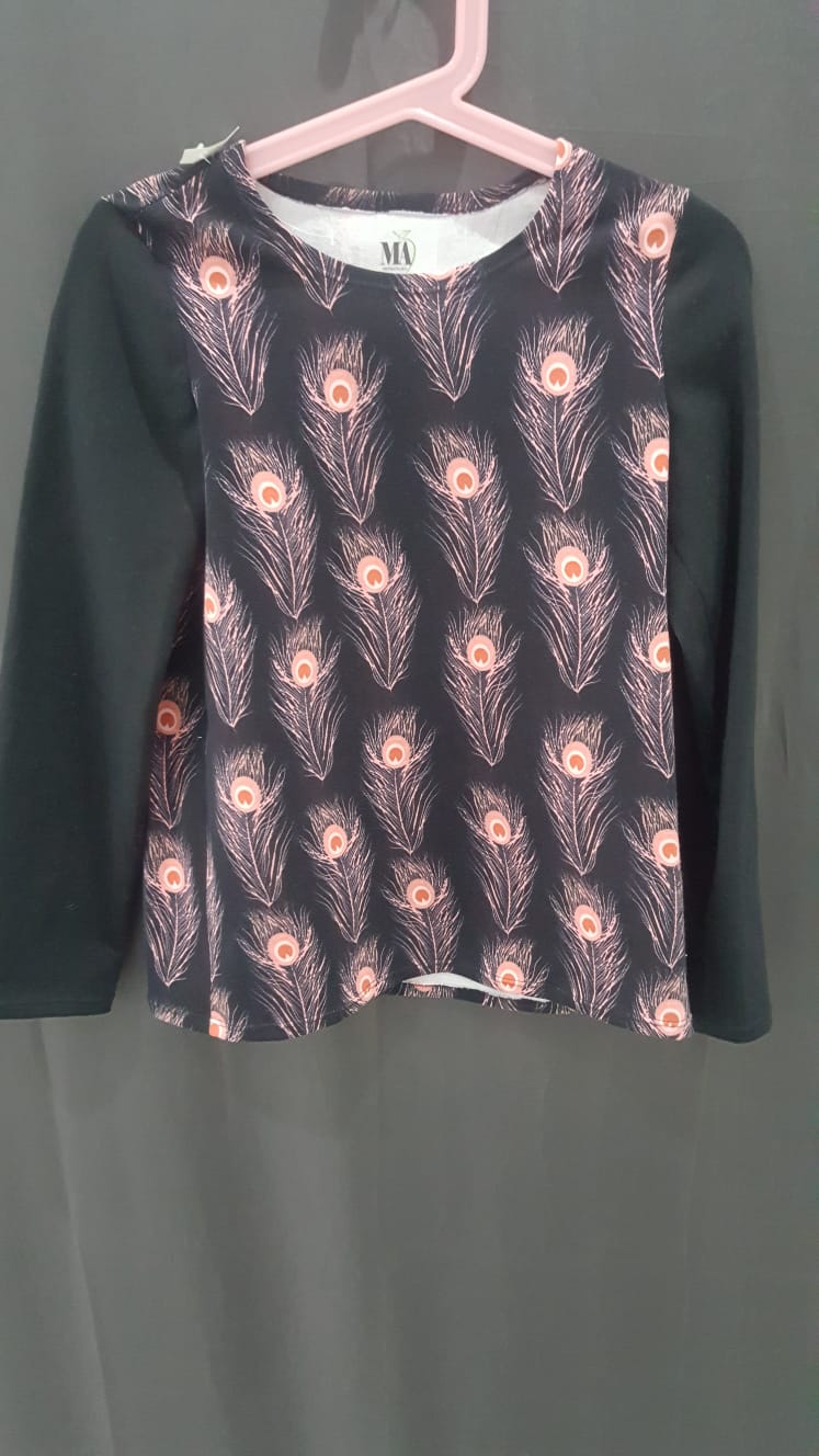 Kinder-Langarmshirt mit Pfauenfedermuster | Gr. 134 - erhältlich bei MA Modeatelier