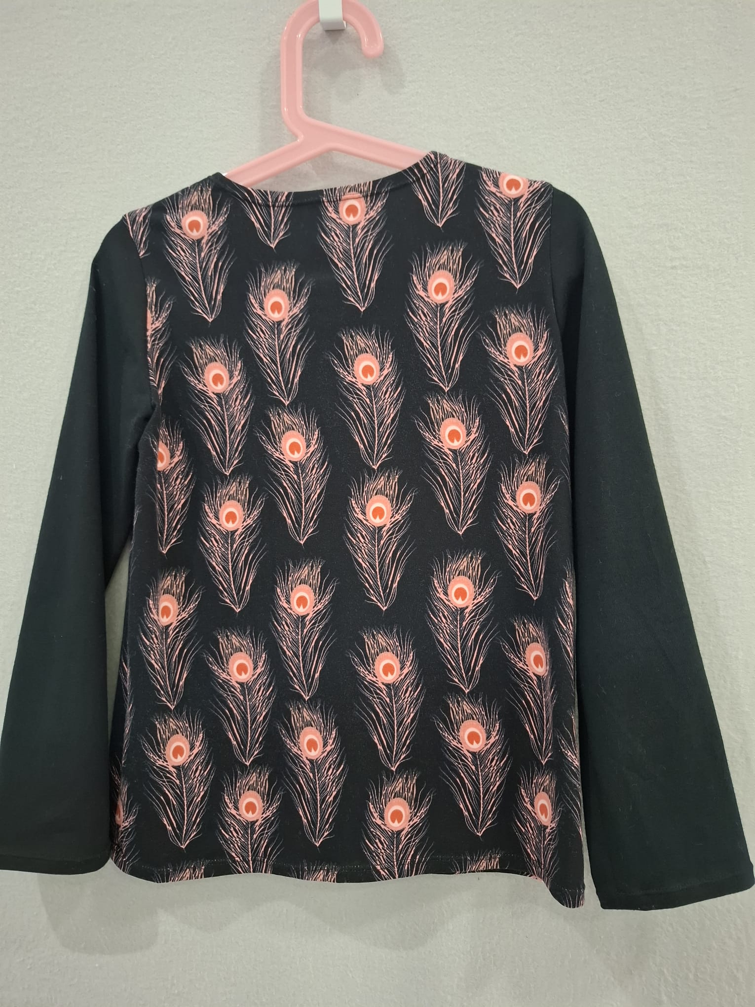 Kinder-Langarmshirt mit Pfauenfedermuster | Gr. 134 - erhältlich bei MA Modeatelier